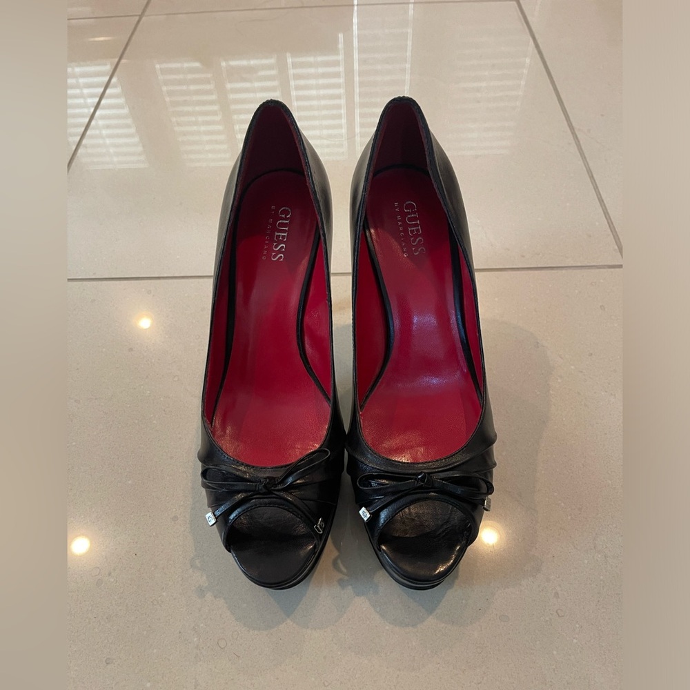 Guess open toes pump
